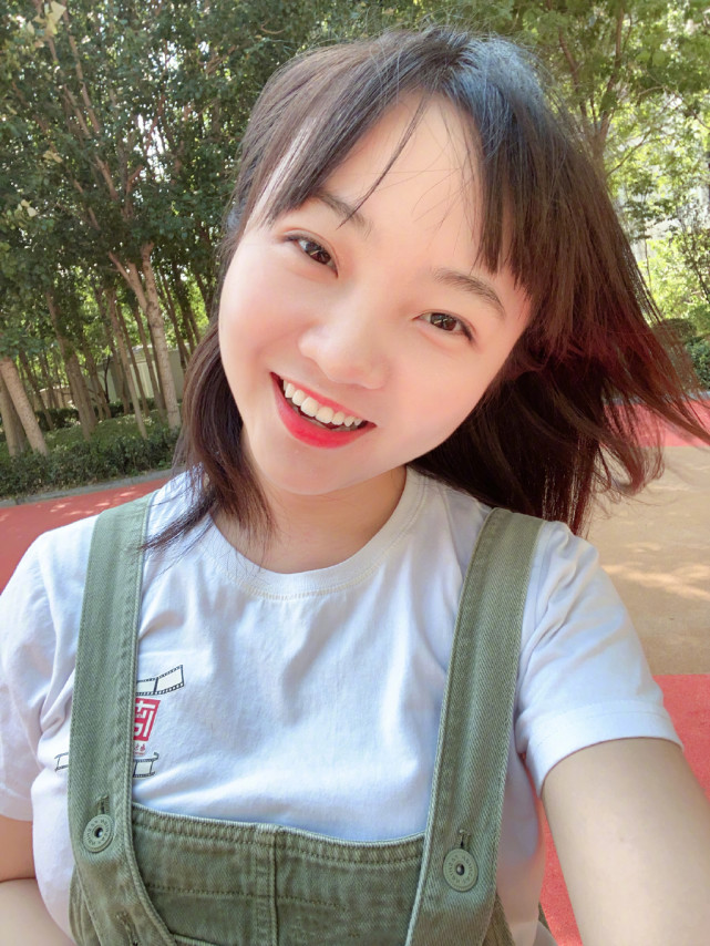 林妙可和外国人合影,林妙可游泳圈