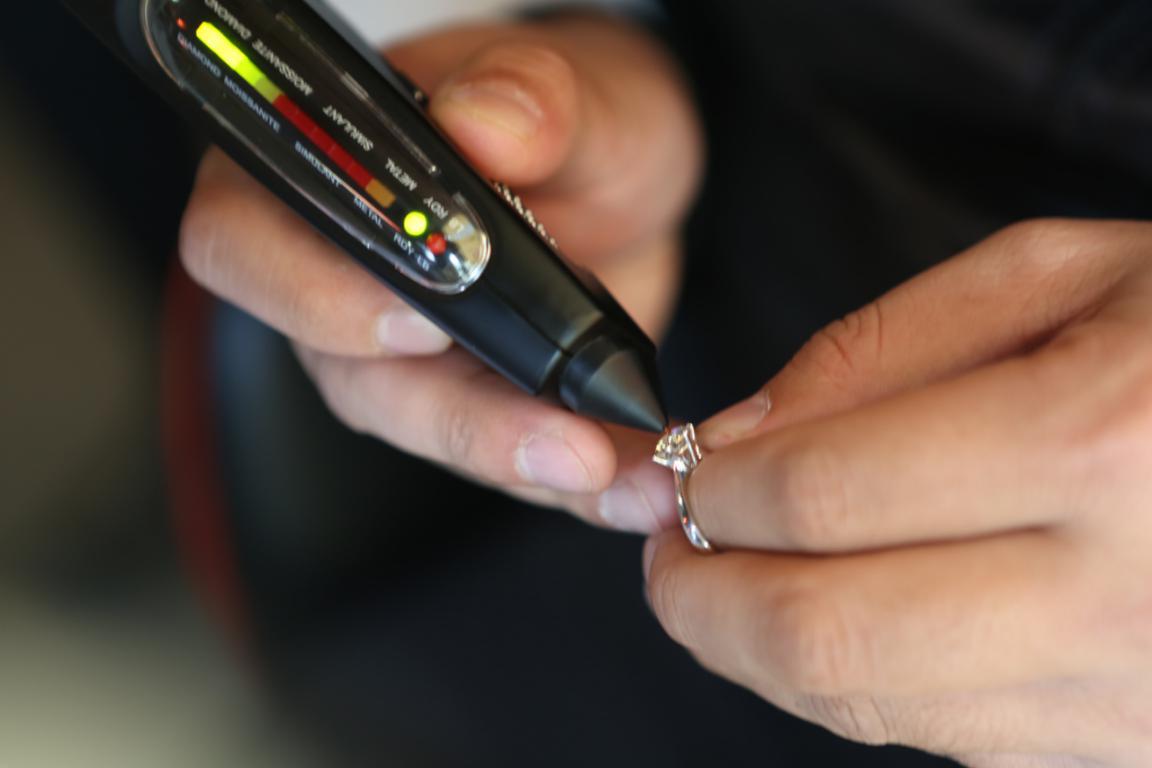 钻石会不会买到假的,有瑕疵的钻石是不是很便宜