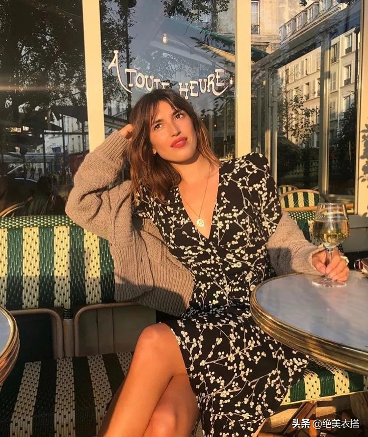 讲解连衣裙的穿搭,连衣裙怎样穿才显得更高级呢