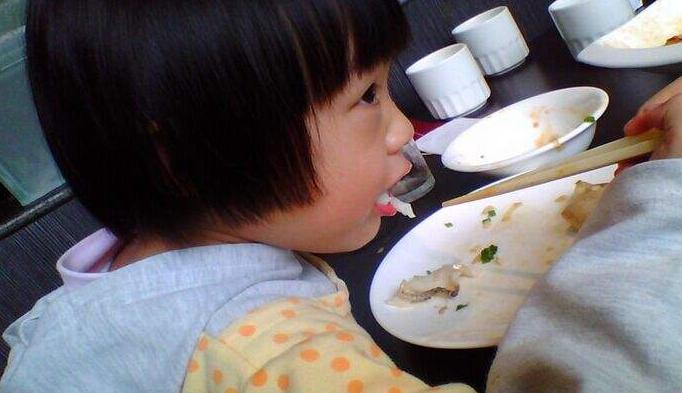 3岁儿童吃鱼被鱼刺卡到怎么办,3岁小男孩吃鱼鱼刺卡着了怎么办