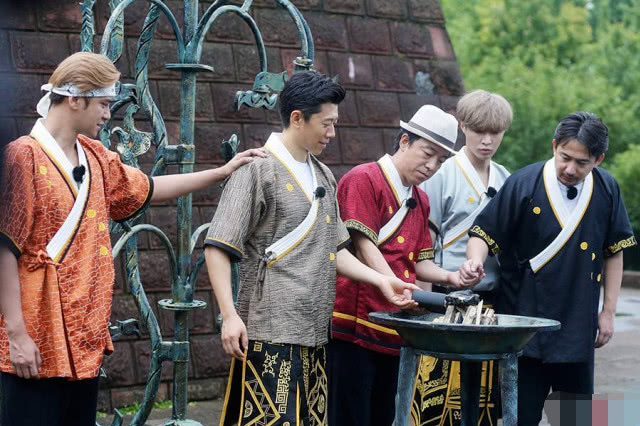 极限挑战热巴追着张艺兴捏气球,极限挑战第五季热巴张艺兴吃火锅