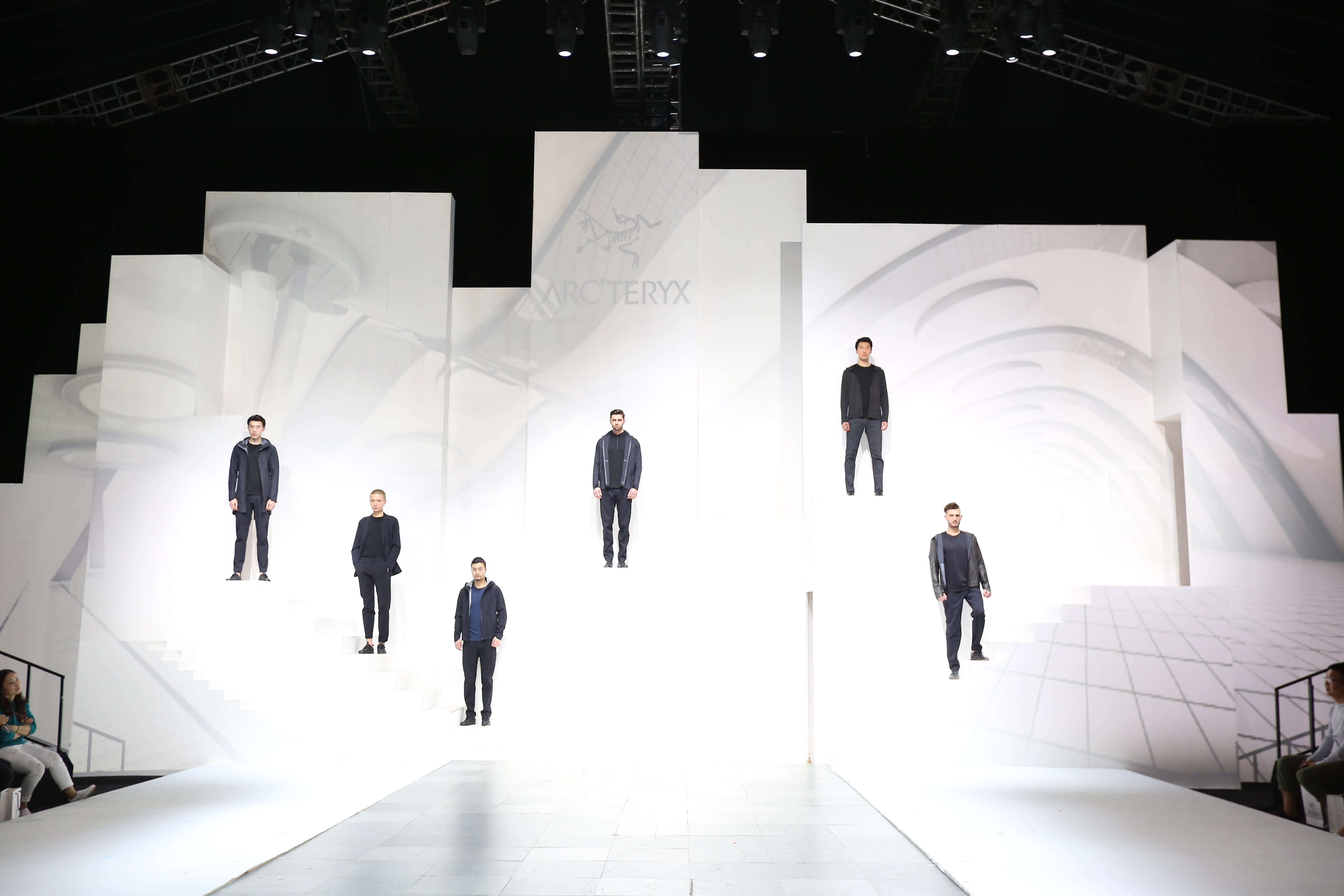 始祖鸟服装1019发布会,始祖鸟白色走秀