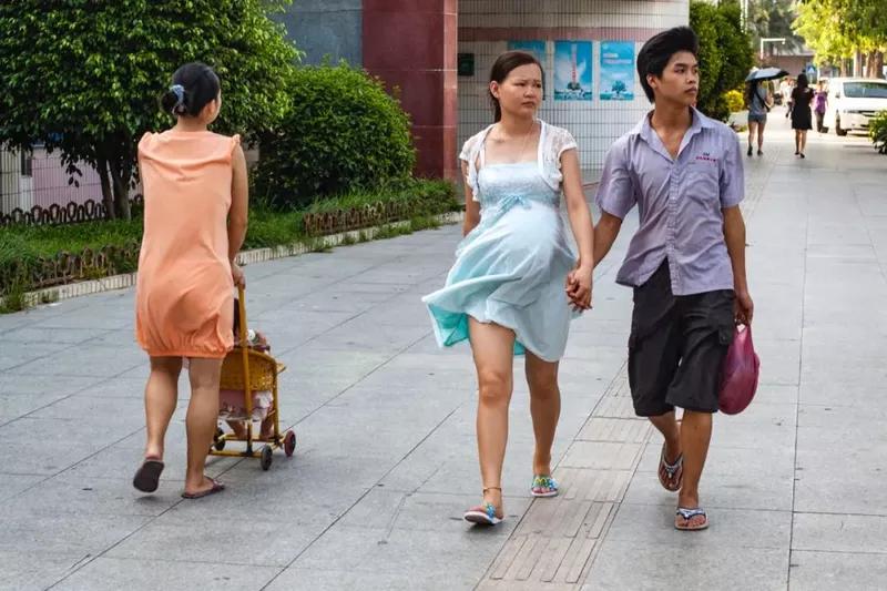 他用20年,拍下了流水线上的一代“打工人”