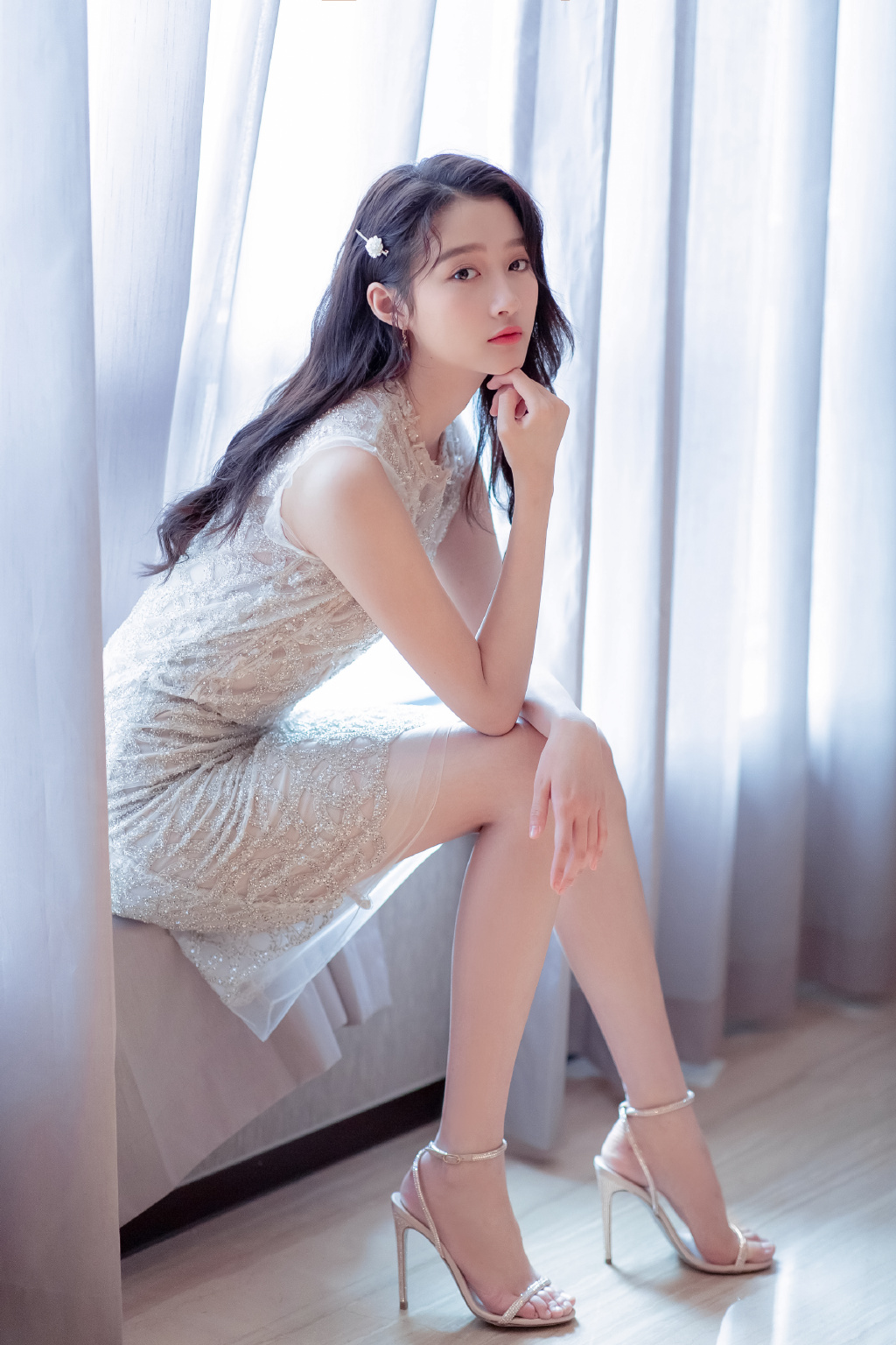 关晓彤22岁生日晒自拍,凤囚凰关晓彤露香肩