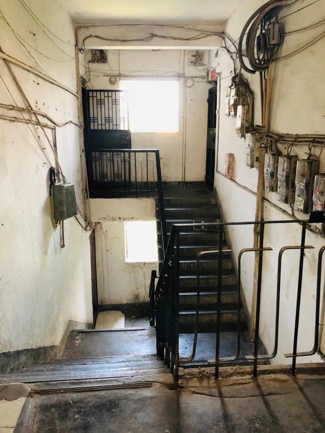 重庆这个24层没有电梯的高楼！直逼40℃的天气仍然有人前来打卡