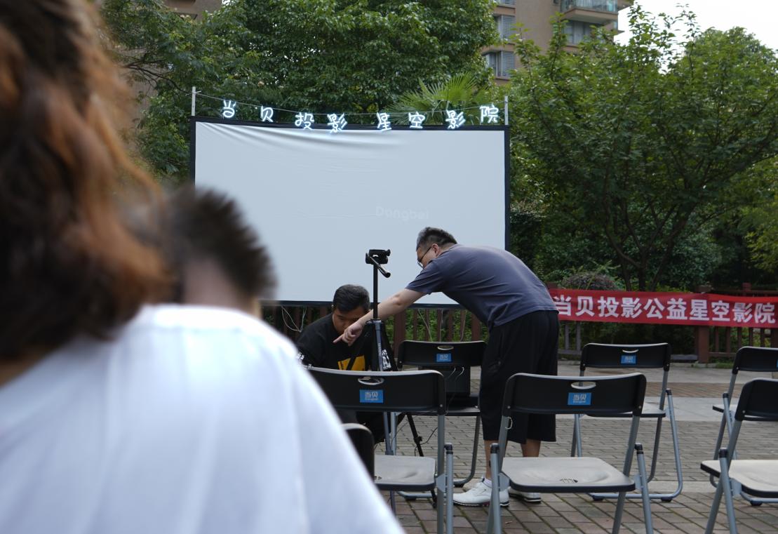 杭州露天电影播放,杭州一小区的这把火差点酿成悲剧