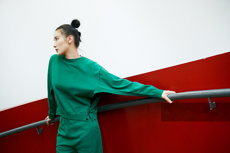 宋佳低丸子头发型,宋佳私服穿搭气质全开