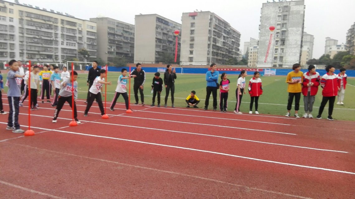 学校运动会班级解说词80字,学校运动会介绍简短英语