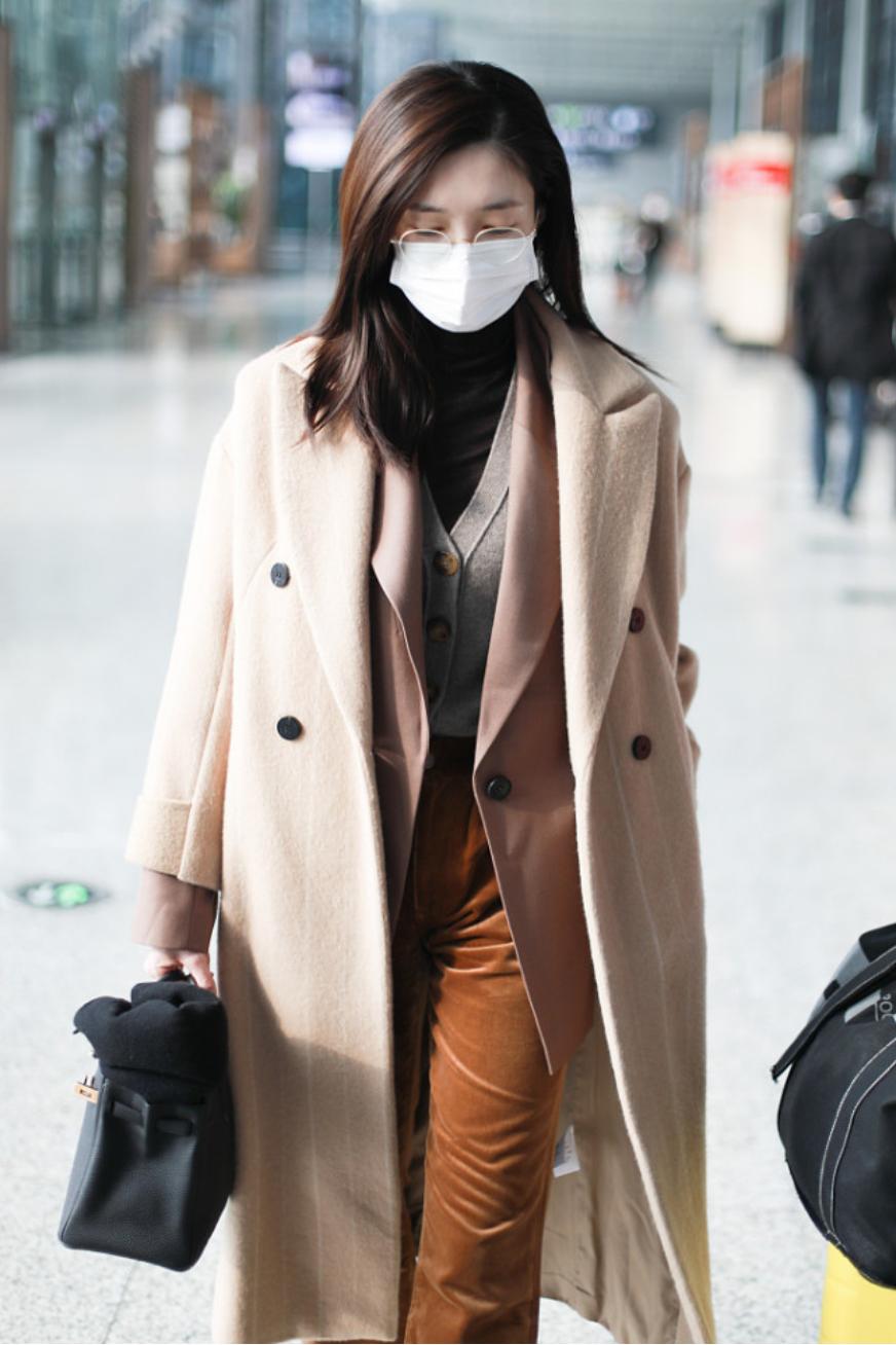 江疏影穿直筒裤好看吗,江疏影身穿白色连体裤时髦减龄