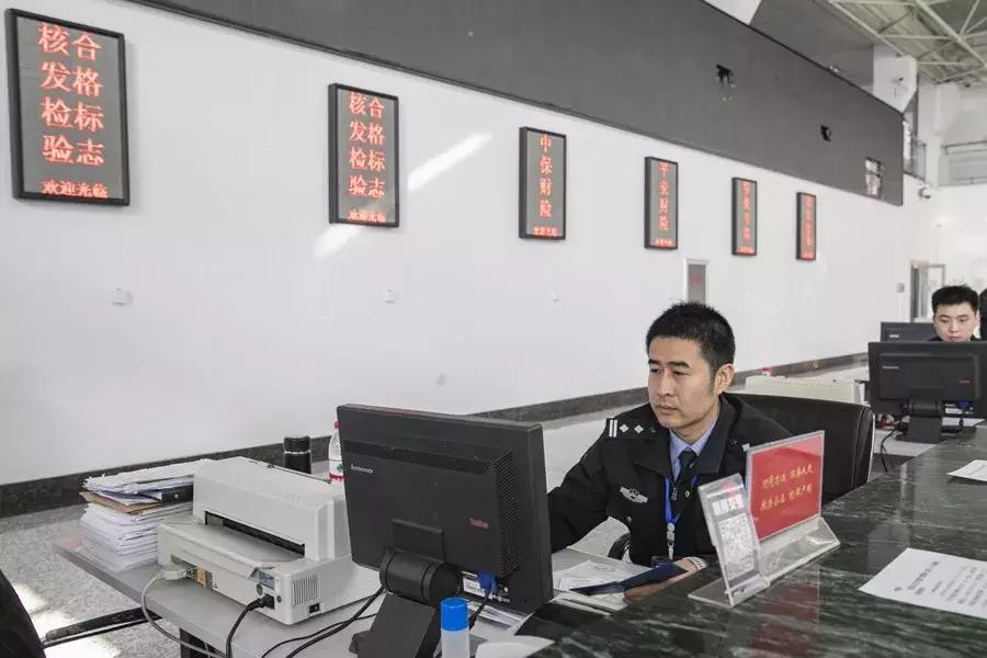 车管科民警日常工作,车管窗口民警暖心事