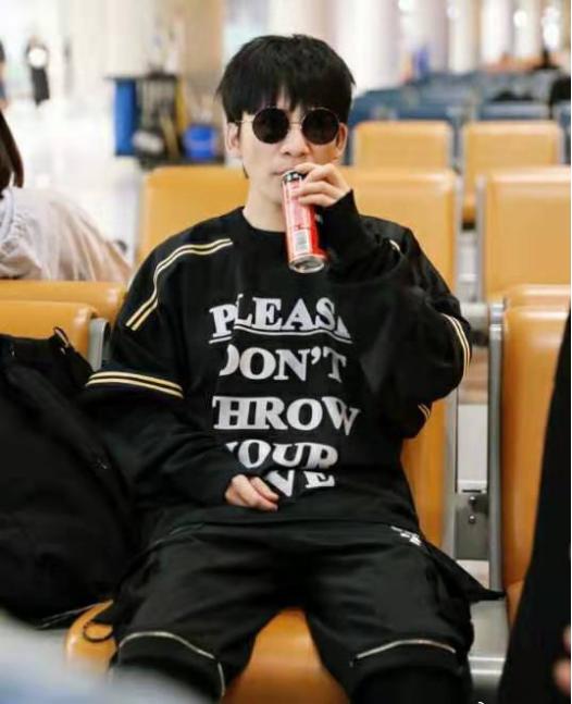 大张伟现身机场装扮,大张伟一身嘻哈装扮