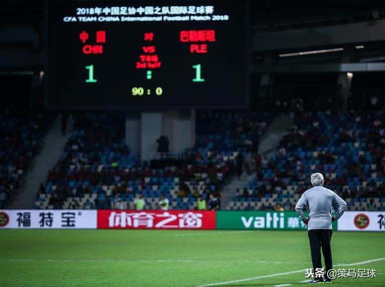 观国足比赛,球*情迷**绪激动被急救,各种荒诞离奇没看够