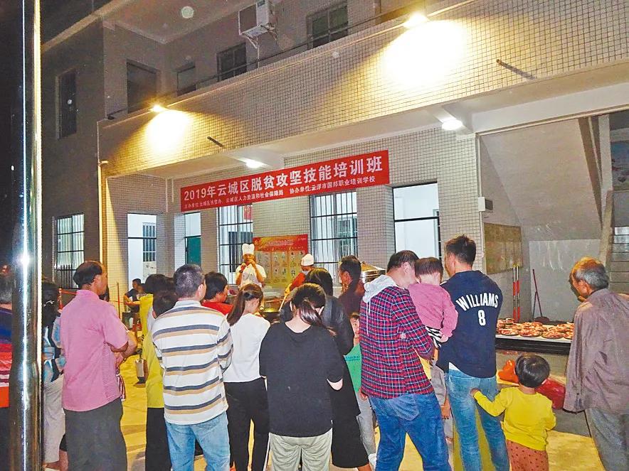 乡镇决战脱贫攻坚新闻报道,脱贫攻坚摘下贫困帽