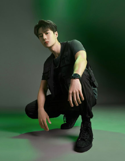 王一博安踏秋运动套装,王一博安踏运动装广告