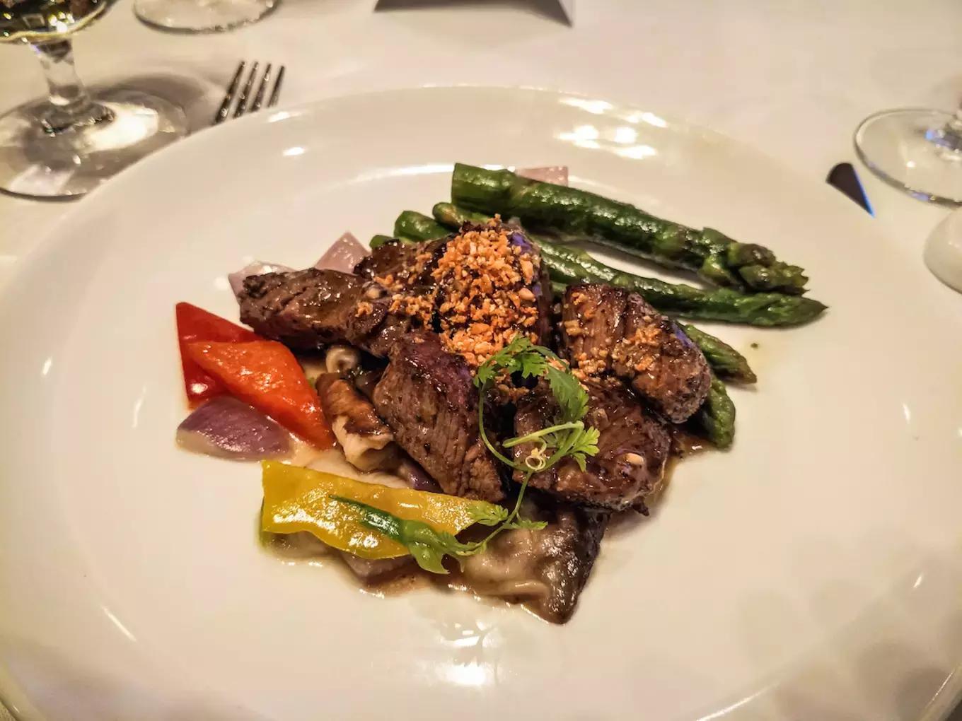 环球蜜月的小两口，免费上了一座价值8亿欧元的邮轮