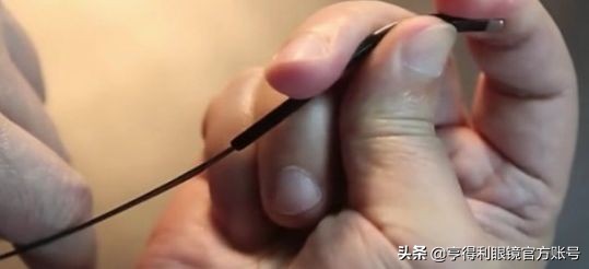 新眼镜戴着晕怎样调整镜架,别低头眼镜会掉图片