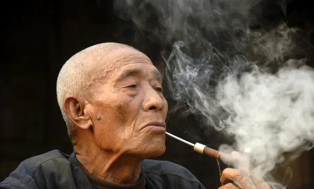 男儿断掌千斤两女人断掌很凄凉,男儿断掌千斤两女人断掌过房梁