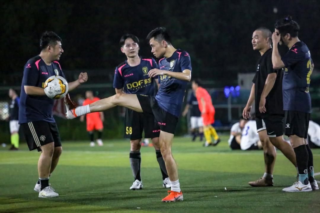 猎茵足球队与西腾女子足球队在杭州滨江举行足球友谊赛