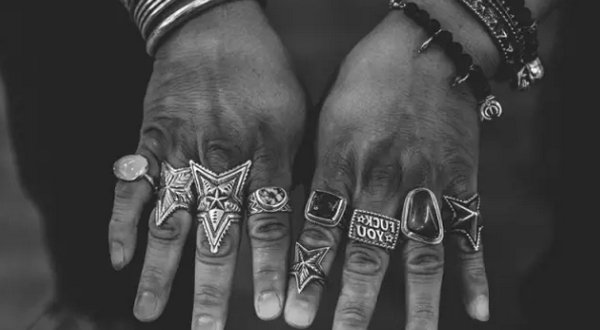 手链品牌轻奢小众银饰,比较有名的银手链