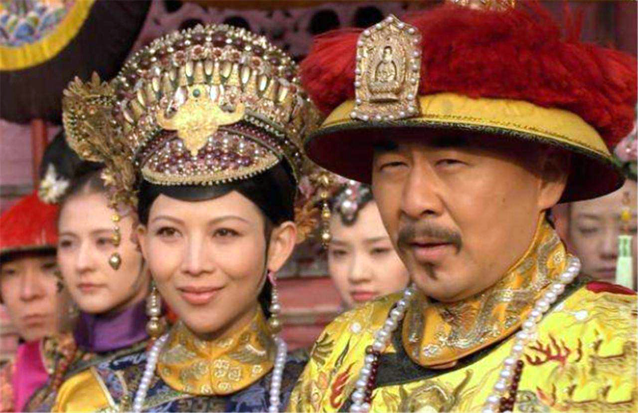 清朝的妃子为什么被太监抬过去,清朝妃子为什么会被扶着走路