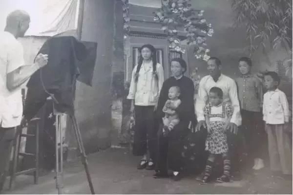 九张反映过年气氛的照片,百张罕见的过年老照片这才是年味