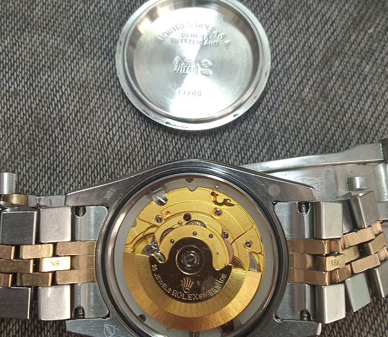 用专用工具开手表后盖换电池,用什么工具可以把手表后盖打开