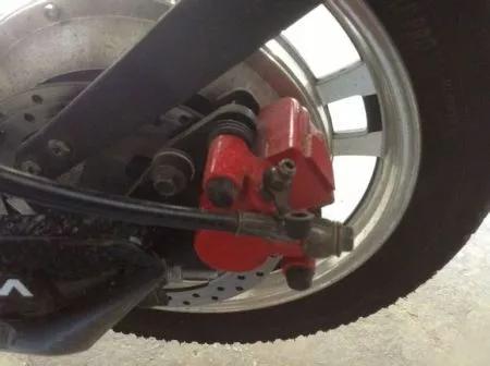 碟刹刹车把很硬还是感觉刹不住车,摩托车碟刹很硬但刹不住怎么回事