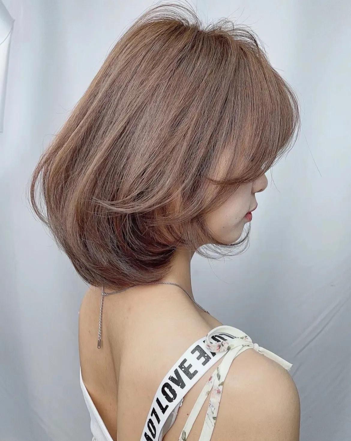 适合小脸的烫发中短发夏季,这个季节最流行的短烫发