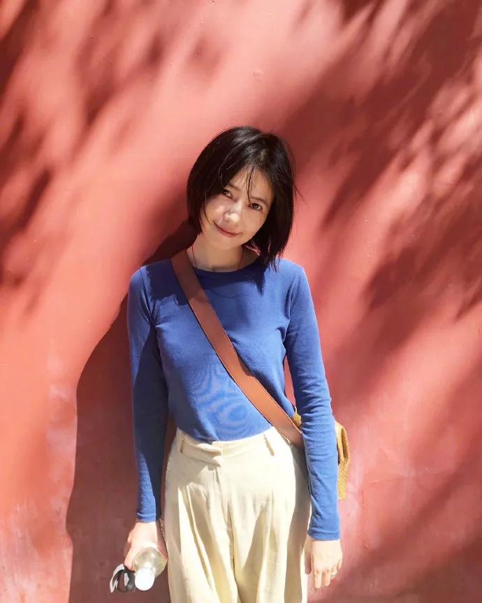 高圆圆红色蕾丝吊带裙,高圆圆穿红色小碎花短裙