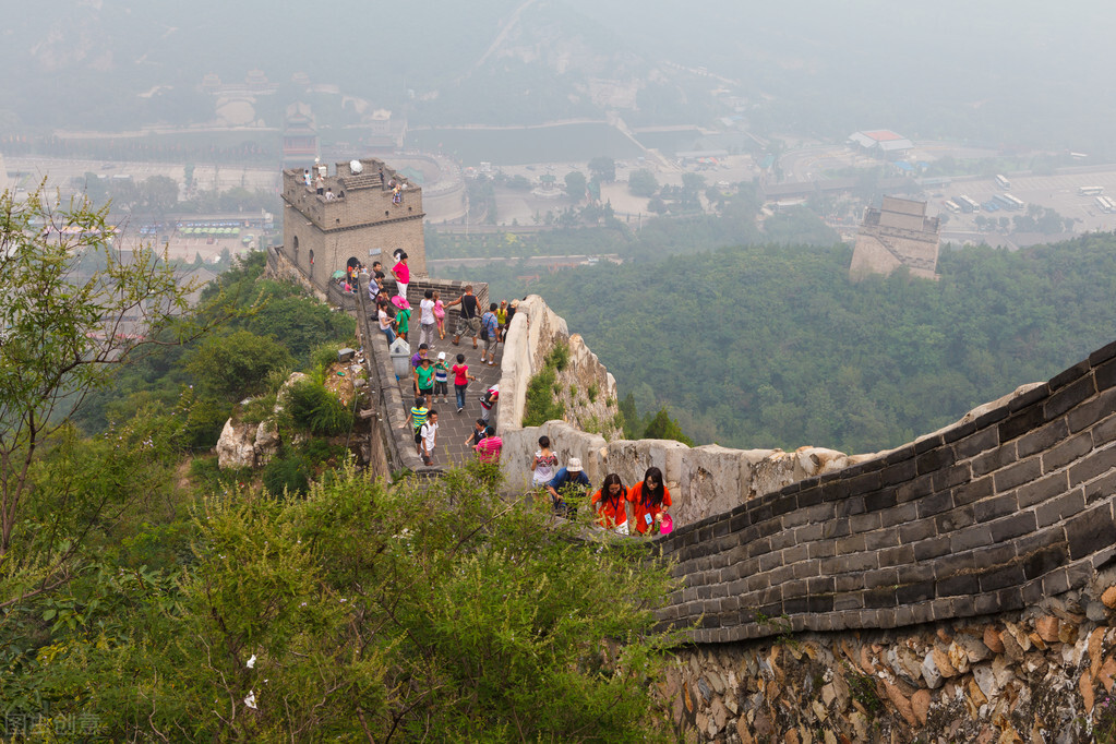 站在长城上的感受100字,站在长城上眺望