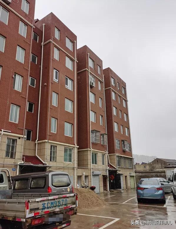 水管裸露电线乱拉！徐州这家楼盘被业主疯狂吐槽，中介都不建议买