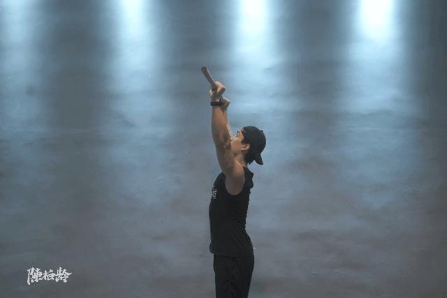 圆肩矫正动画,圆肩体态矫正训练