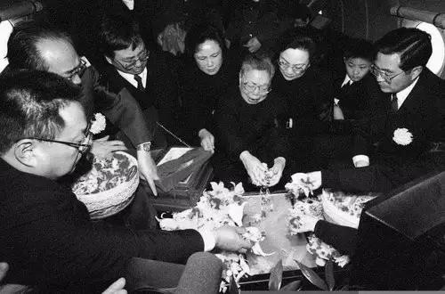 今天他115岁了，*小平邓**人生的40个瞬间