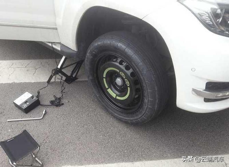 路上遇到轮胎没气怎么处理,小车前轮胎带碟刹怎么更换备胎