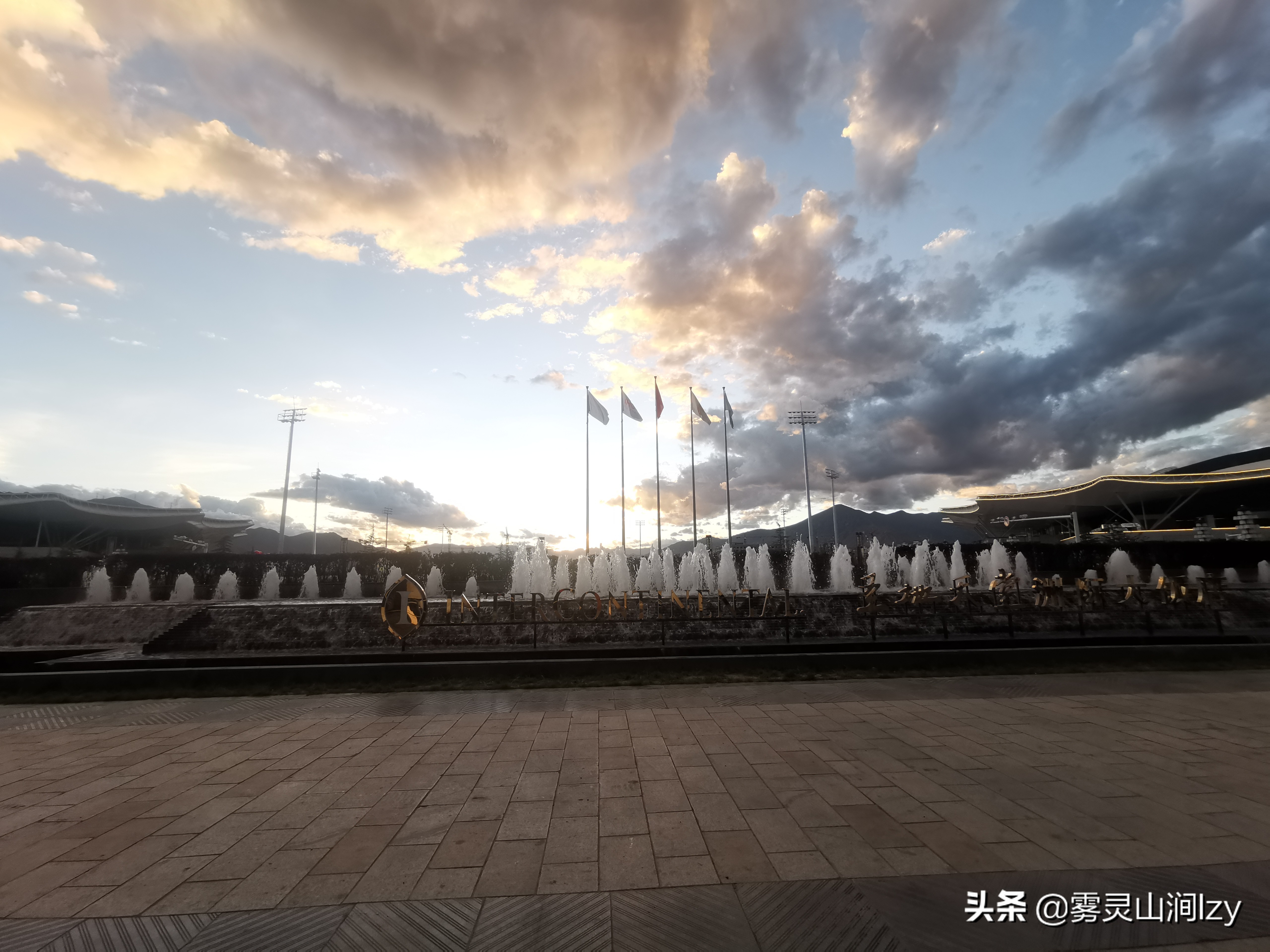 蓝天白云下的雪域高原布达拉宫,蓝天之下日光之城简介