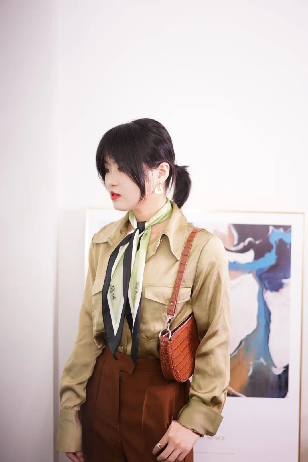 丝巾的5种时髦系法学起来,春季丝巾系法大全搭配大衣