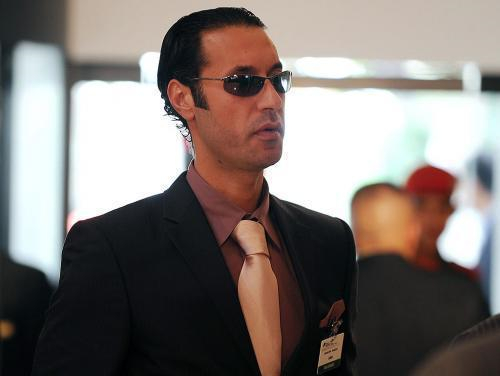 卡扎菲死前躲下水道被揪出,卡扎菲逃亡真实视频