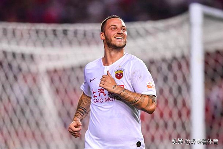 英超首秀杀苏亚雷斯,英超锋霸阵容