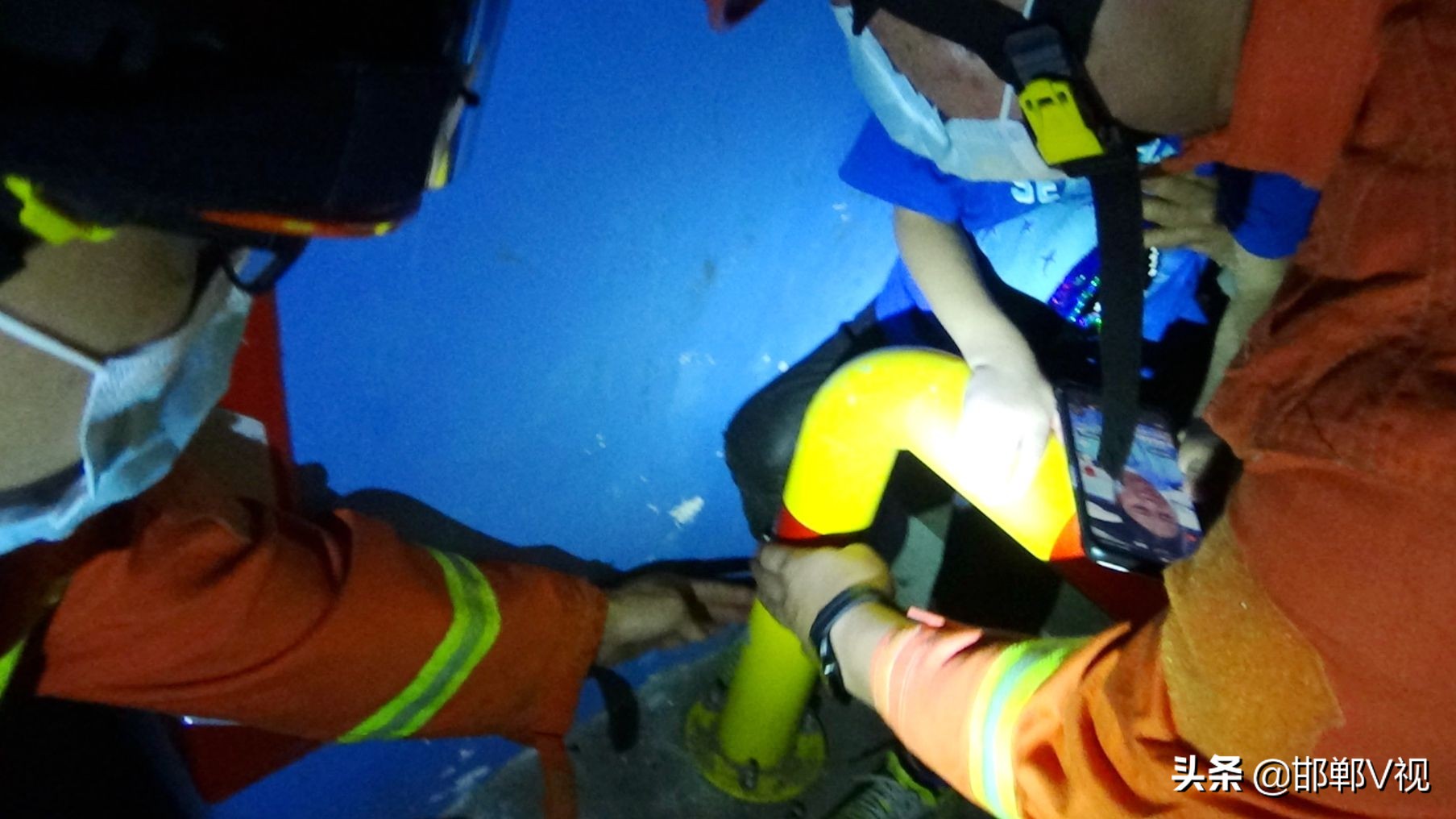 男童手臂卡进水桶消防员紧急施救,贪玩男孩脑袋被挤消防紧急救援