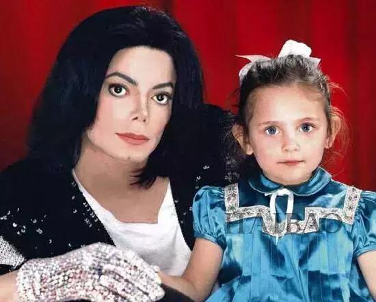 2009年，因父亲杰克逊去世遭受“非议”的帕里斯，今22岁卷土重来