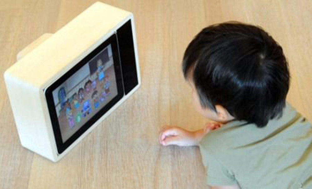 1岁半的宝宝爱上看电视，宝妈纠结：这么小的宝宝能不能看电视啊