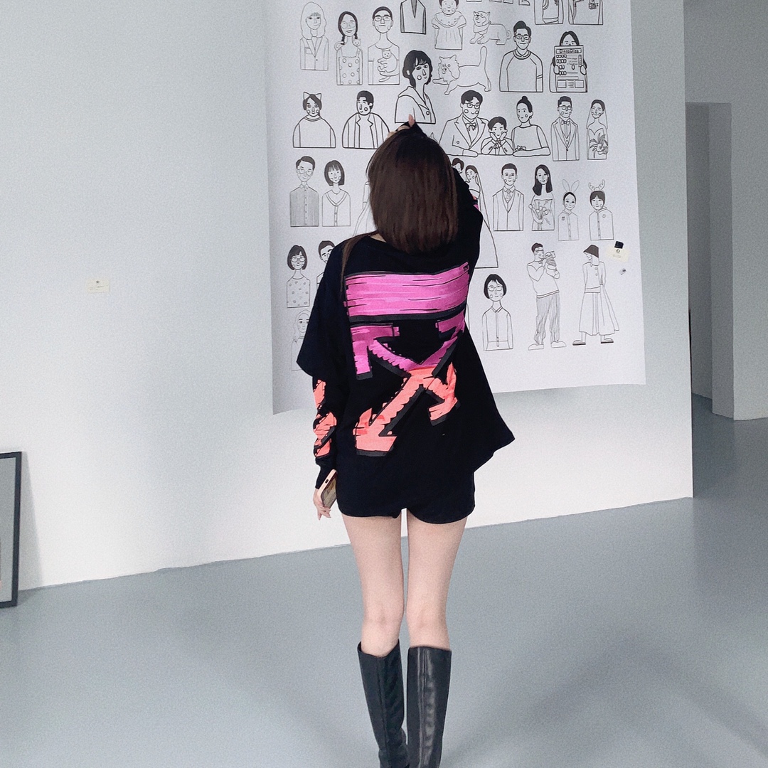 秋天的时髦搭配有卫衣就够了,百搭卫衣普通单品穿出轻松时髦感