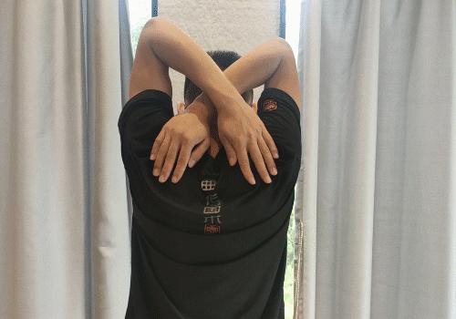 改善含胸驼背的最有效方法,驼背的最好锻炼方法小视频