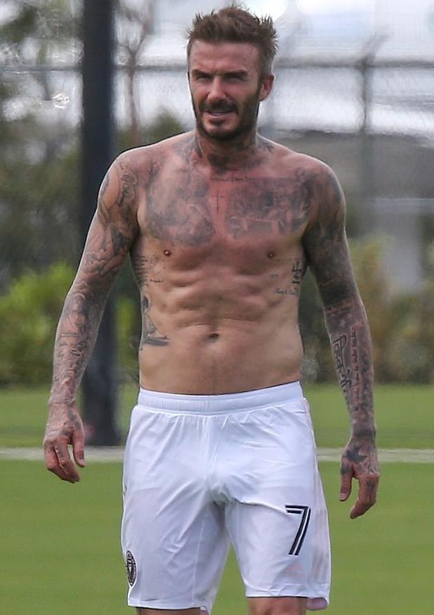 贝克汉姆抱孩子领孩子上街,贝克汉姆带儿子出现足球场