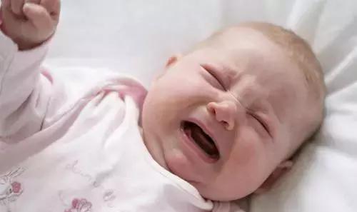 新生儿严重吐奶的原因及解决办法,新生儿吐奶的原因及处理方式