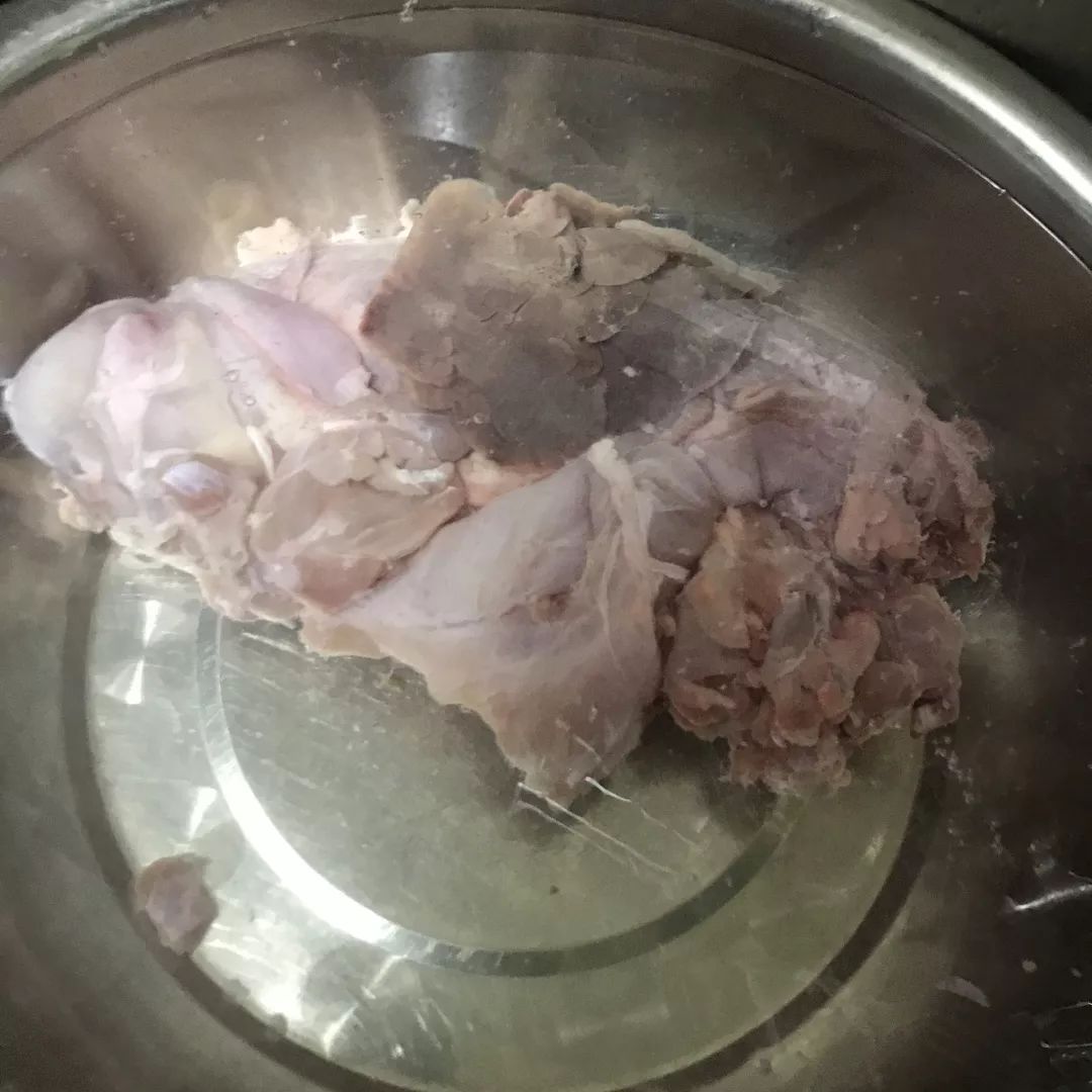 自贡人吃冷吃兔视频,自贡本地人冷吃兔