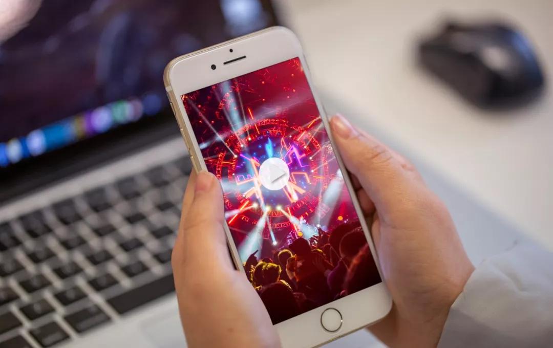 他以“表帝”自居,受粉丝膜拜,真面目令人惊讶……