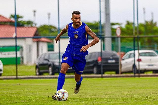 巴西足球球员在街头,国足足球赛场外摆摊