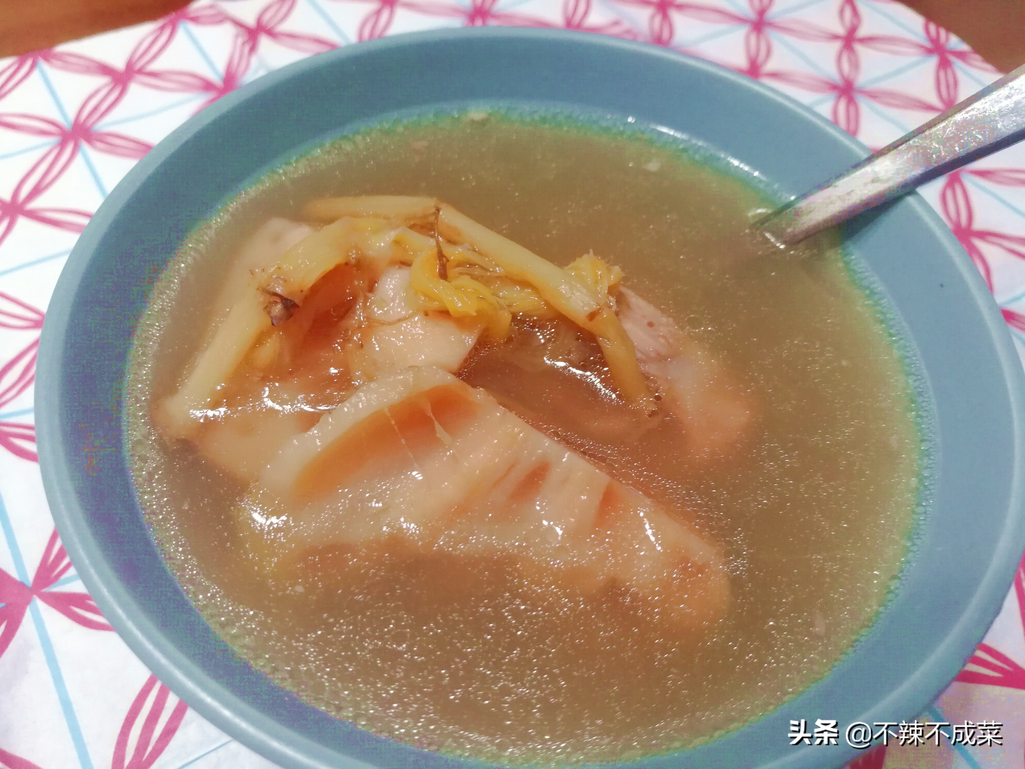 莲藕排骨汤适合冬天喝吗,鱼腥草红萝卜莲藕猪骨汤怎么煲