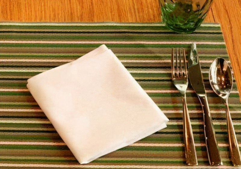 西餐厅里面的柠檬水是用来擦的吗 (西餐厅服务员喝柠檬水)